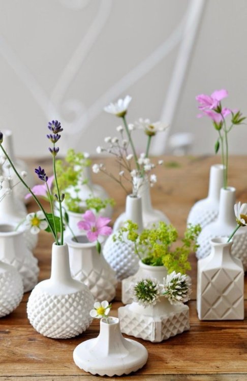 apartmenttherapy:  Create a centerpiece with lots of little vases. (via 15 Centerpieces For Your Summer Table | Apartment Therapy)