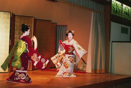 requiem-fields:74.0_Kyoto_ASRU_GeishasBoth maiko(Kansai apprentice geisha ) pictured here unfortunat