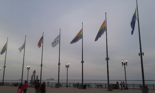 Dear due South fandom, please enjoy Chicago’s Navy Pier decor for Pride month. @jackymedan, @wagneti