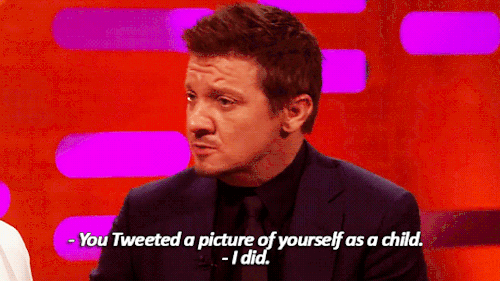 moviefanjen:  trcunning:  sandandglass:  Graham Norton s17e03Elizabeth Olsen thinks Jeremy Renner looks like a glow worm    I can’t stop laughing!!!!!!