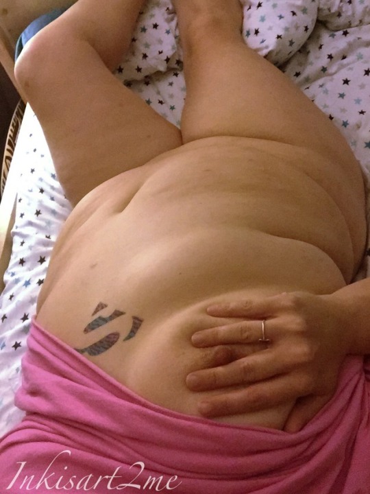 inkisart2me:  ☀️Morning stretches showing off my squishy curves waiting for my girl to arrive… it’s been a long time since my pussy has been bald … 😏