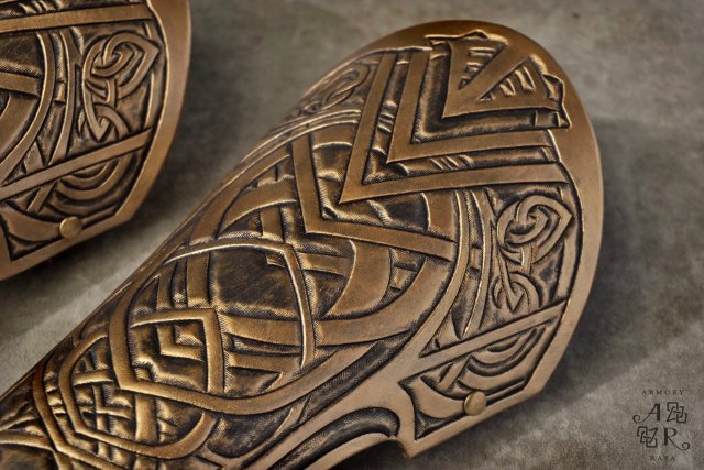 Raven bracers, Assassin's Creed: Valhalla, hand-tooled in 10 oz veg-tan leather.
(Available from Armory Rasa)