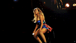 floacist:  better-than-kanye-bitchh:  bey twerks like a white girl tbh  She doesn’t go as hard as she used to  