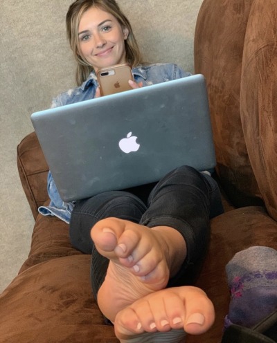 ilovefeet16-deactivated20211222:t0es-r-us:She seems to be liking the fact that not
