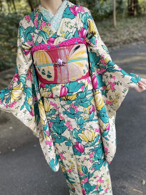 Spring mood for this super cute retro kimono outfit! Kimono has a lively mokuren (magnolia) over tsu