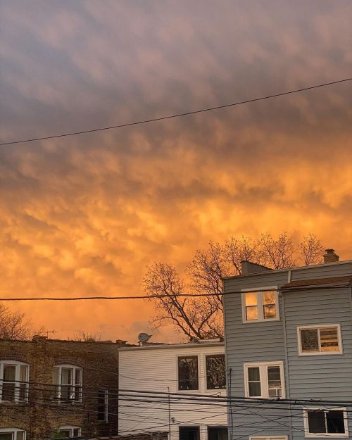 That foxy “tornado warning” sky. (at Albany Park)
https://www.instagram.com/p/CrTWDDer_83/?igshid=NGJjMDIxMWI=