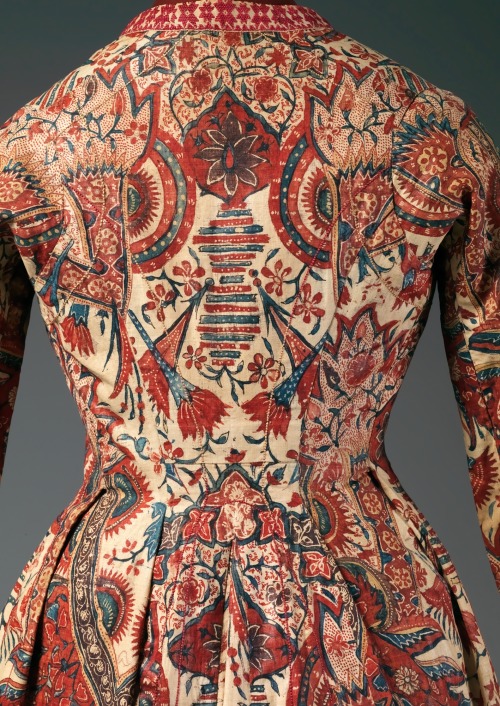 fripperiesandfobs:Robe, 1720-40From the Metropolitan Museum of Art