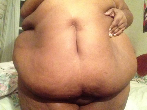 the-beauty-or-the-beast:  After shower belly, still a little wet :3