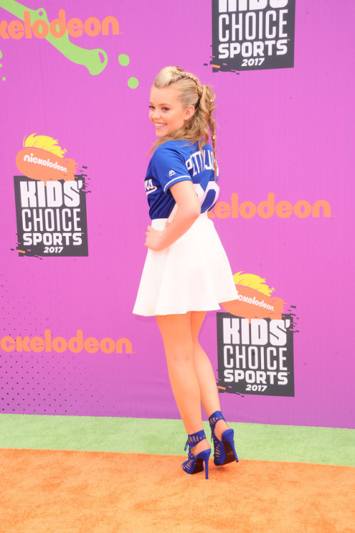 prettymissy4u:Jade Pettyjohn -  Nickelodeon Sports Awards. ♥ Loving that hair style. S