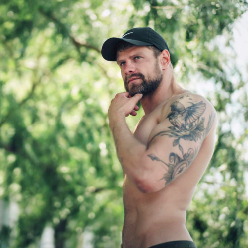 schnuckbear:ANDREW SERKIN SEXY MAN!www.instagram.com/serkin/ SPLOOSH ! ! !  Hit