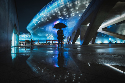 Hanging out with Noe Alonzo and Charles Mai at Dongdaemun Design Plaza.