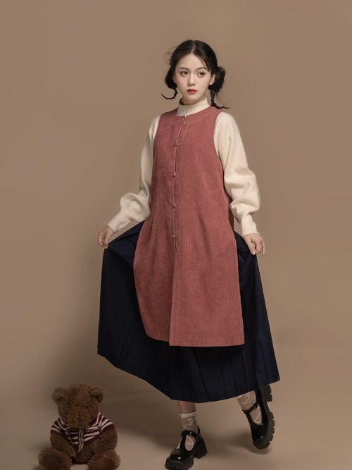 fouryearsofshades:hanfu inspired winter wear by 花朝记The apple pullover is pretty cute. Keep reading