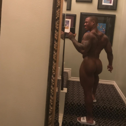 blkbugatti: meatmarketblog:  @kevinsphysique  Buns  