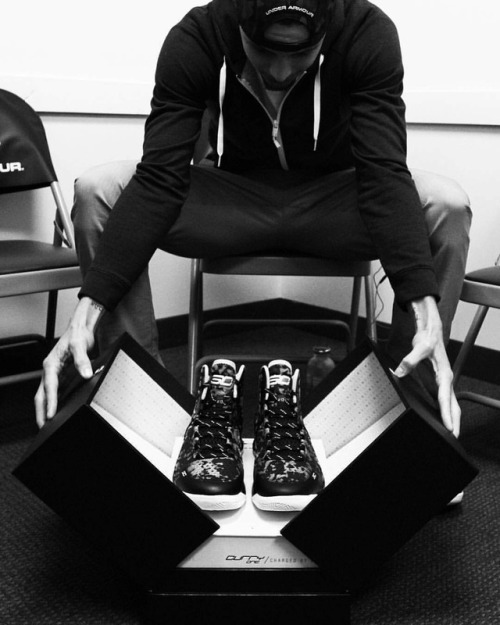 Stephen Curry’s @stephencurry30 shoe deal with Under Armour was a total steal. shot by Samuel 