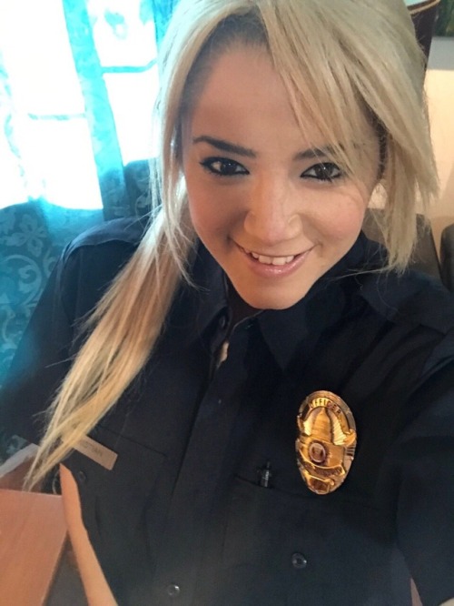 blondie-cat:  Do y'all think my friend would be the slutty kind of a cop we all want to get pulled over by? 💦😍