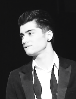 zaynsxo:  2/∞ moments that make me forget to breathe because Zayn 