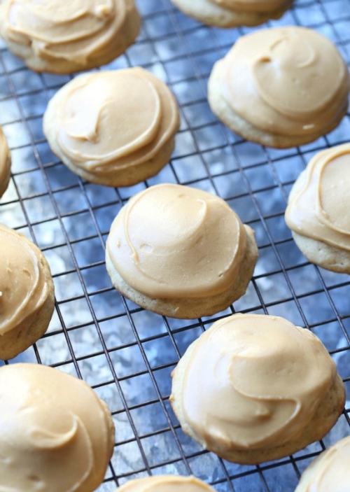 sweetoothgirl:    Banana Cookies with Salted Caramel Frosting