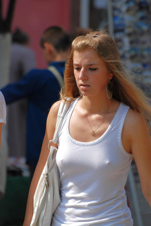 pokiebabes: Pokies on the street … ノーブラ浮き乳首 #braless #nipples