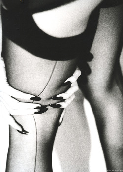 dialnfornoir:  The Vamp, 1994 by Ellen Von Unwerth 