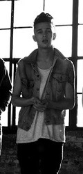 robbers-sobbers:  matthew healy is such an inspiration in style amongst many other