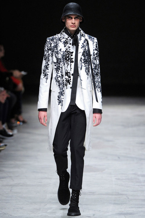    Ann Demeulemeester presented a romantic and dark Spring/Summer 2014 collection during Paris Fashion Week, featuring formal tailoring, stripes and velvet flowers all over the collection. 