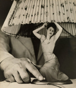 design-is-fine:  Grete Stern, Dreams (Sueños), 1949-1950.  Photomontages © 2015 Estate of Horacio Coppola. Stern did study at the bauhaus, opened a pioneering photo studio ringl + pit and fled Nazi Germany in 1935, finally settling down in Argentinia.