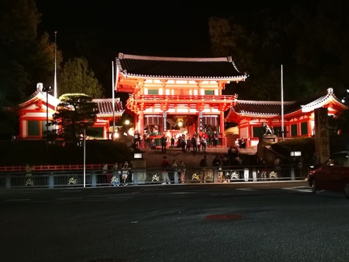 pasquiorra: Yasaka shrine was our last stop for the day which was totally lit up at night. There wer