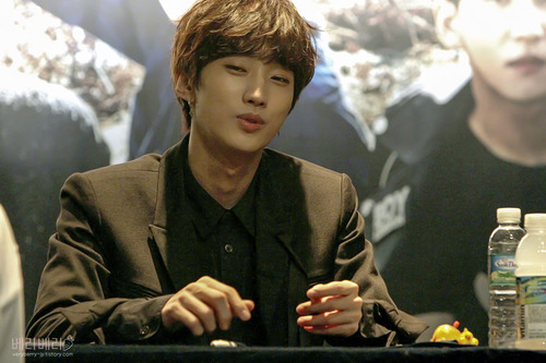 usabana:  140124 Leader Jinyoung at Gwanghwamun Hottracks Fansign cr. veryberry-jy