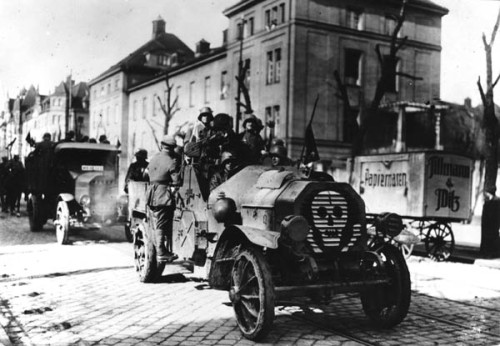 sturmfurie:2. Mai 1919: Panzerauto des Freikorps Görlitz in München - woraus sich später SA und SS b