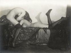 furabo:  Germaine Krull: Les Amies, 1924