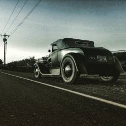 eblackdesign:  Aching for a road trip… #RoadsterWeather #DaveLyonRoadster #LetsGoBackToCali #HotRodsRule #HAMB #HopUpLive  (at Sauvie Island) 