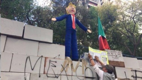 Mexican Activists Erect ‘Wall’ at US Embassy on Day Trump is Inaugurated Photo credits: 