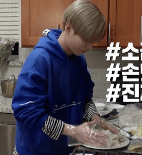 nso-csi:  peridoxxx:taemin cooking steak sushi ♡ Why not the dancer