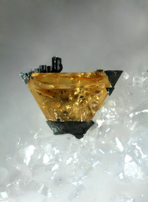 underthescopemineral:Sphalerite, Colusite              ZnS,Cu13VA