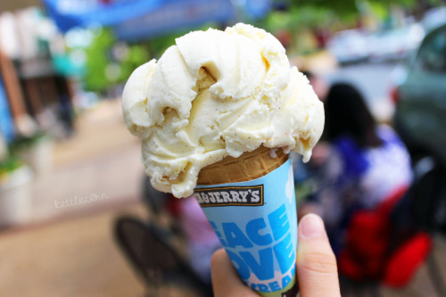 flaming-cupcakesss: vanilla ice cream cone from ben&jerry’s! i almost never get ice cream cones and this was soooo good ugh yesig: kettlec0rn 