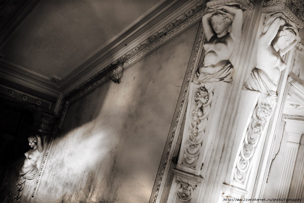 statues-and-monuments:  statues-and-monumentsAbandoned Mansion. Saint petersburg,