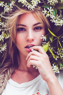 bryanahollybezlaj:  BRYANA HOLLY (📸: Liza