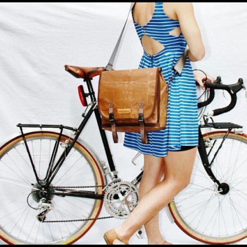 anhaicabagworks:  Commuter pannier. Photo by @whitneyab #anhaica #anhaicabagworks #pannier #waxedcan