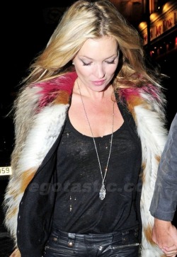 famous-nsfw-tub:  It’s either trousers or bra for Kate Moss. And bras are scarce. 