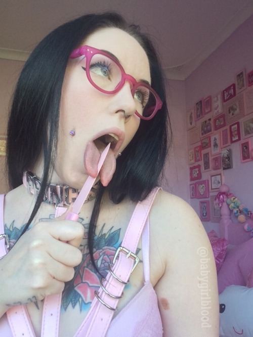 babygirl-blood: The girl that actually did lick the knife ✨Do not remove my caption, self promote 