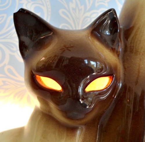 saltlampblues: ennairda: amazing, Siamese Cat Lampmy mom always had this lamp on her bedside table m