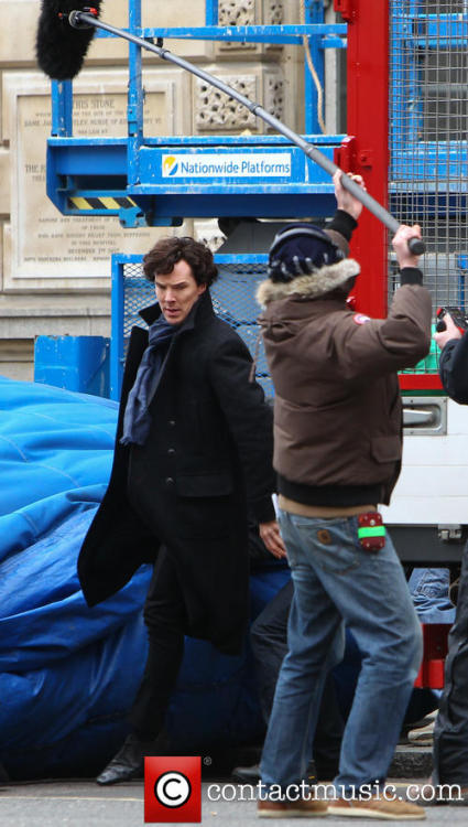 nixxie-fic:Benedict Cumberbatch filming ‘The Fall’ - April 2013 - (x)