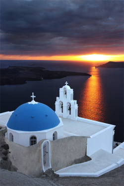omgshowmetheworld:  Sunset in Santorini island, Greece  