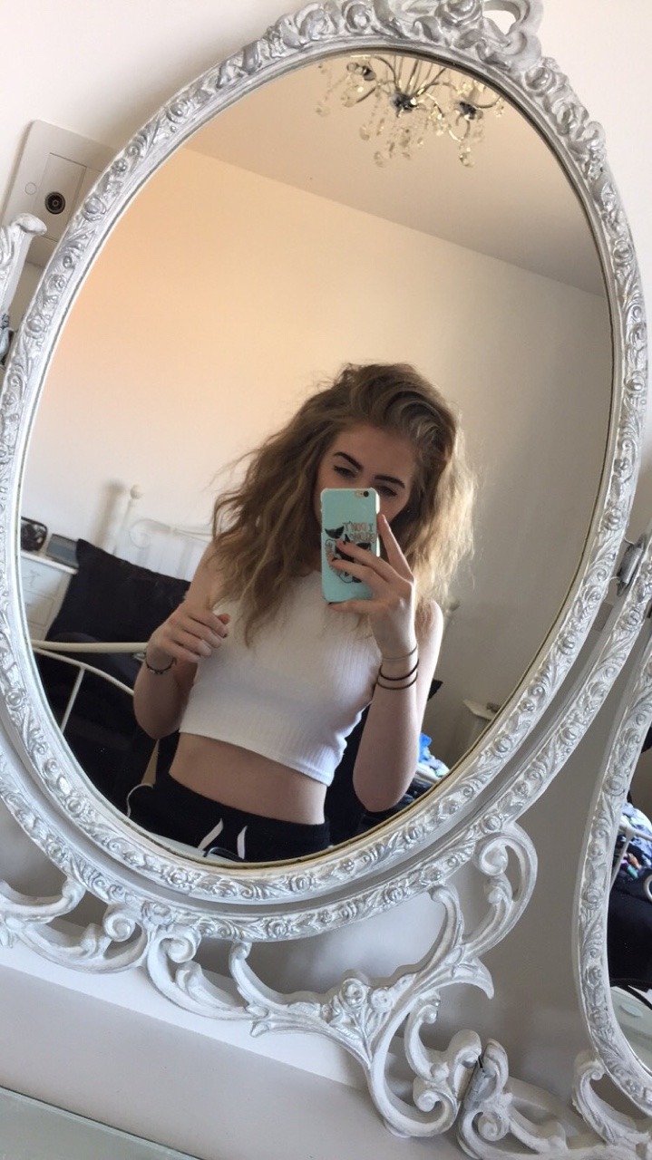 butterflydown:  im in love with my new dressing table👑✨