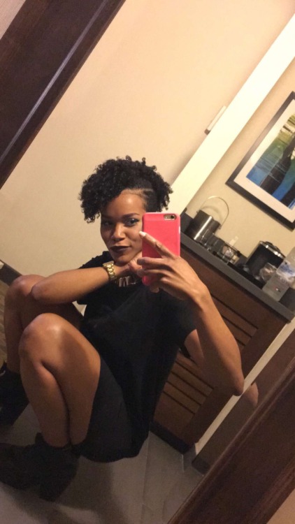chvmpvgne-mvmi:ninoport:chvmpvgne-mvmi:The only decent selfies I have since getting a new phone. Bla