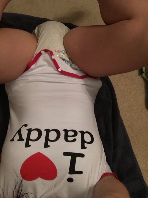 diaperedmilf:Daddy! You can see my poopy through my onesie! But it’s okay, they could already tell b