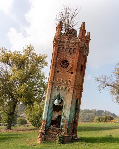 blondebrainpower:Decaying neo-gothic turrent hidden in the hills of Italy