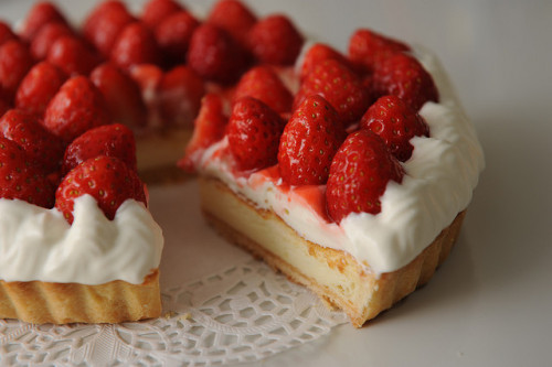 airudite:Strawberry Cheesecake Tart by hagihara on Flickr.