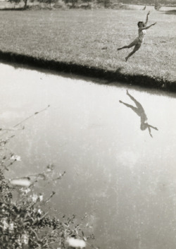 gypsji:  Jacques-Henri Lartigue - Huguette Sabouret au Château des Essarts, Veyvialle, France 1942 