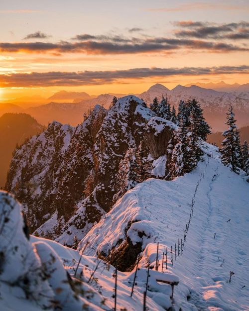 Eine traumhafte Morgenstimmung in den Chiemgauer Alpen © @perschl_micheWir wünschen euch ein tolle